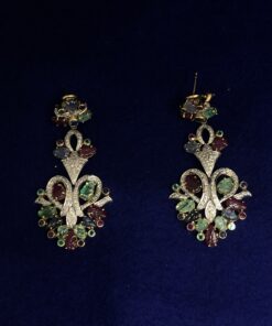 Hermosos pendientes "Tutti Frutti" con esmeraldas, rubíes y zafiros naturales tallados, enriquecidos con brillantes, montados en oro de ley 18 kts.