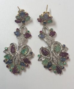 Alternative view of Hermosos pendientes "Tutti Frutti" con esmeraldas, rubíes y zafiros naturales tallados, enriquecidos con brillantes, montados en oro de ley 18 kts.