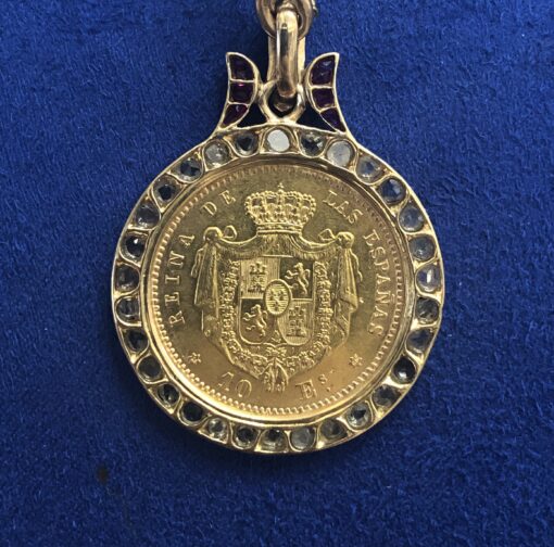 Colgante con moneda de oro de 21 kts de 10 escudos de Isabel II, año 1868, montada en una orla de diamantes y rubíes en oro de ley 18 kts. - Imagen 3