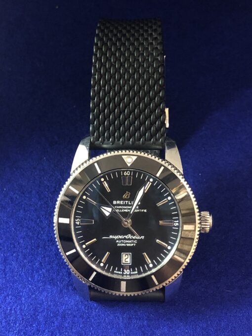 Reloj Breitling Superocean Heritage II 46 mm, esfera y bisel de color negro, automático, en acero con correa de caucho negro, año 2024.