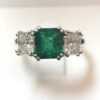 Importante sortija tresillo con 2 brillantes laterales talla princesa de 1'70 cts en total y auténtica esmeralda colombiana de 1'40 cts en oro blanco de ley 18 kts.
