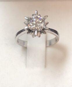 Solitario con brillante de 0'85 cts en montura ilusión, oro blanco de ley 18 kts.