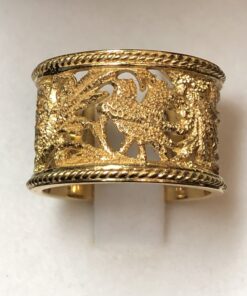 Sortija ancha marca YANES calada con motivos vegetales en oro amarillo de ley 18 kts.