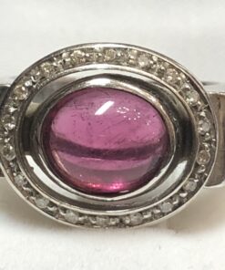 Sortija con turmalina rubelita central de 3'10 cts y orla de brillantes de 0'20 cts en total, en oro blanco de ley 18 kts.