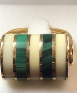 Sortija con diseño en forma de rodillo/sello con malaquita y hueso en oro amarillo de ley 18 kts.