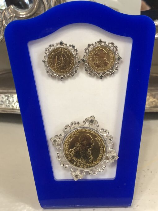 Precioso juego Isabelino (finales s. XIX) de pendientes y broche con auténticas monedas de 21 kts de los reyes Fernando VI, Carlos III y Carlos IV montadas en oro de ley 18 kts con vistas en plata y diamantes talla rosa.