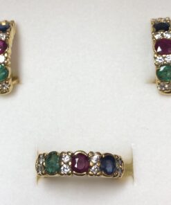 Juego de pendientes y sortija con circonitas, zafiros, rubíes y esmeraldas, en oro amarillo de ley 18 kts.