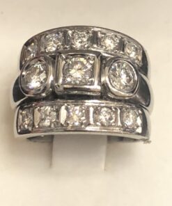 Sortija ancha de tres niveles con 1'75 cts de brillantes (aprox.) en total montados en oro blanco de ley 18 kts.