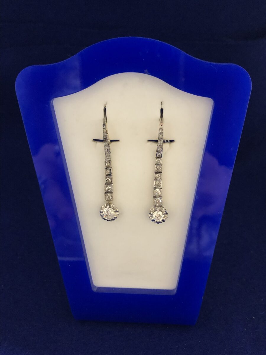 Pendientes largos Art Decó con 1'10 cts de diamantes talla rosa en oro amarillo de ley 18 kts con vistas en platino.