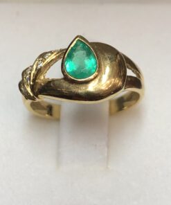 Sortija asimétrica con auténtica esmeralda colombiana talla pera y 0'10 cts de brillantes en total, en oro amarillo de ley 18 kts.