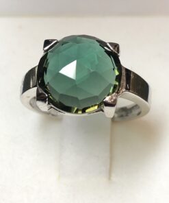 Sortija con turmalina verde facetada en oro blanco de ley 18 kts.