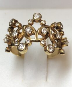 Sortija con roleos y 0'35 cts de brillantes en total, en oro amarillo de ley 18 kts.