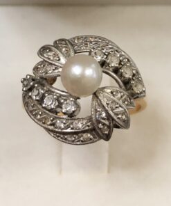 Sortija vintage (años 60) con zafiros blancos y perla cultivada en oro amarillo de ley 18 kts y vistas en plateado.