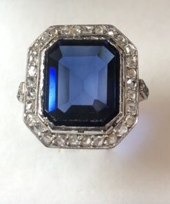 Sortija Art Decó con 0'60 cts de diamantes en total y zafiro reconstituido en oro amarillo de ley 18 kts con vistas en platino.