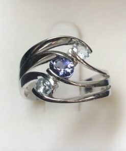 Sortija con aguamarinas y tanzanita montadas en oro blanco de ley 18 kts.