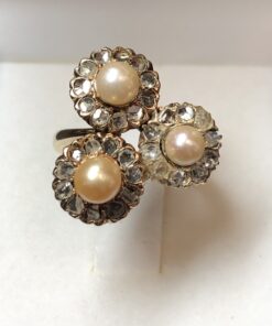 Sortija vintage con tres flores de diamantes talla rosa y centros de perlas cultivadas en oro amarillo de ley 18 kts.