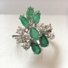 Sortija en forma de racimo con 0'55 cts de brillantes en total y 1'10 cts de auténticas esmeraldas colombianas en oro blanco de ley 18 kts.
