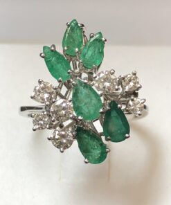 Sortija en forma de racimo con 0'55 cts de brillantes en total y 1'10 cts de auténticas esmeraldas colombianas en oro blanco de ley 18 kts.