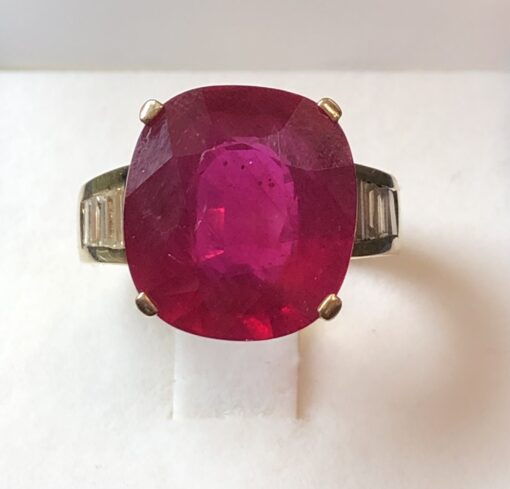 Sortija retro (años 70) con rubí central de 5'80 cts y 0'60 cts en total de diamantes talla baguette a los laterales, en oro amarillo de ley 18 kts.