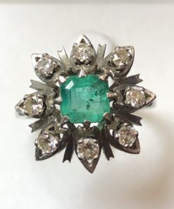 Sortija en forma de flor con auténtica esmeralda colombiana y 0'55 cts de brillantes en oro blanco de ley 18 kts.