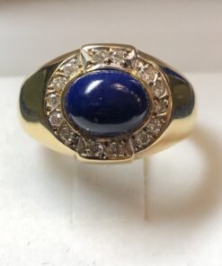 Sortija tipo sello con cabujón de lapislázuli y orla de brillantes (0'28 cts en total), en oro amarillo de ley 18 kts.