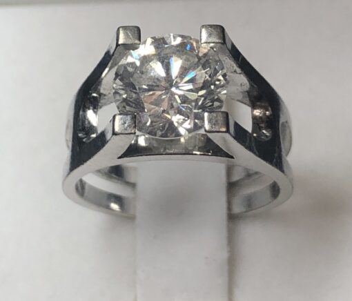 Solitario con brillante de 2'65 cts, color H-I VS1, con certificado IGE, en oro blanco de ley 18 kts.