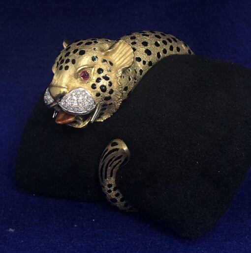 Brazalete vintage (años 80) en forma de leopardo con ojos de rubí y detalles de brillantes, en oro macizo de ley 18 kts.