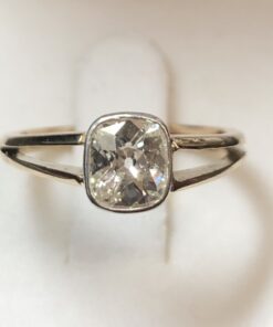 Solitario con diamante talla cushion de 1'1 cts (color H-I SV1) en oro amarillo de ley 18 kts.