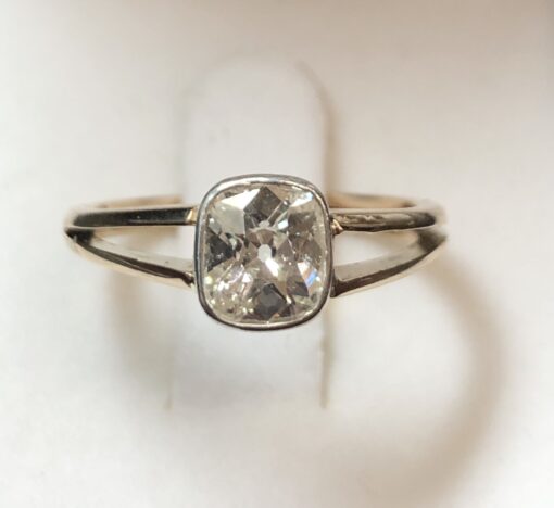 Solitario con diamante talla cushion de 1'1 cts (color H-I SV1) en oro amarillo de ley 18 kts.