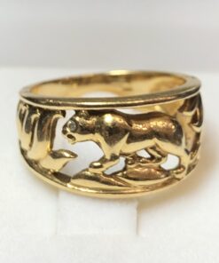 Sortija con paisaje de pantera con brillantito en el ojo, en oro amarillo de ley 18 kts.