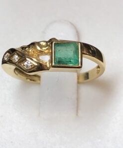 Sortija con auténtica esmeralda colombiana en carré y 0'03 cts de brillantes en total, en oro amarillo de ley 18 kts.