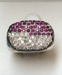 Sortija ancha tipo sello con 0'80 cts de rubíes y 0'80 cts de brillantes en oro blanco de ley 18 kts.