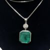 Espectacular colgante con auténtica esmeralda colombiana de 32 cts y brillante superior de 0'40 cts en oro blanco de ley 18 kts.