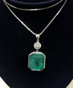 Espectacular colgante con auténtica esmeralda colombiana de 32 cts y brillante superior de 0'40 cts en oro blanco de ley 18 kts.