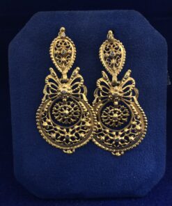 Preciosos pendientes largos de finales del s. XIX (ca. 1890) en oro amarillo de ley 18 kts. con detalles en diamantes talla antigua