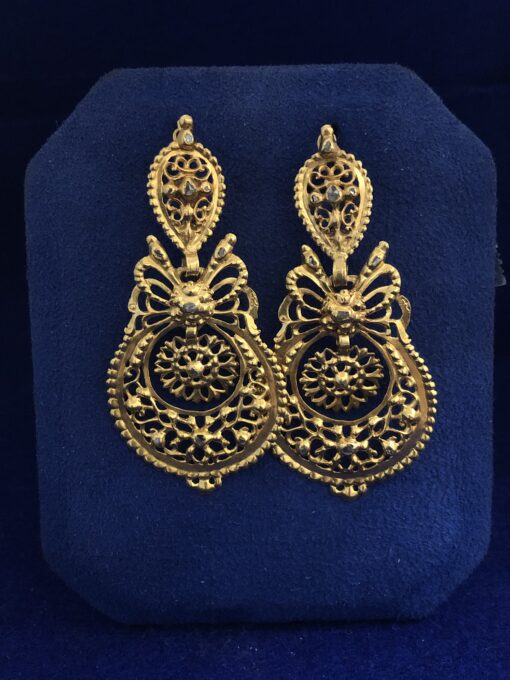 Preciosos pendientes largos de principios del s. XX (ca. 1900) en oro amarillo de ley 18 kts. con detalles en diamantes talla antigua