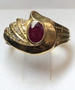 Sortija asimétrica vintage (años 80) con rubí central de 0'60 cts, sin tratamiento, enriquecido con brillantitos en oro amarillo de ley 18 kts.