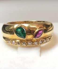 Sortija ancha con esmeralda talla pera de 0'20 cts y rubí en talla marquise de 0'08 cts con fila de brillantitos en oro amarillo de ley 18 kts.