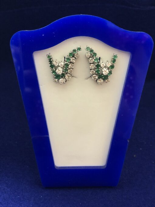 Pendientes vintage con auténticas esmeraldas colombianas y 1'60 cts de brillantes en oro blanco de ley 18 kts.
