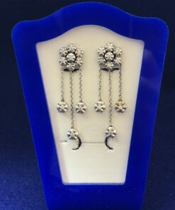 Pendientes largos en forma de rosetones con 0'60 cts de brillantes en total en oro blanco de ley 18 kts.