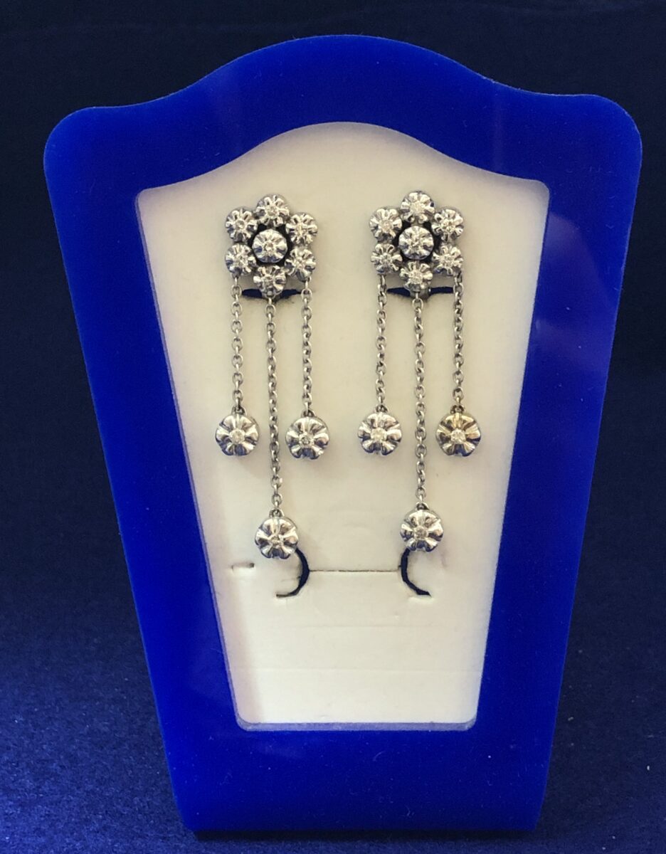 Pendientes largos en forma de rosetones con 0'60 cts de brillantes en total en oro blanco de ley 18 kts.