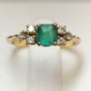 Sortija con auténtica esmeralda colombiana de 0'35 cts y 3 brillantes a cada lado de 0'12 cts en total, montados en oro amarillo de ley 18 kts.