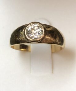 Sortija solitario tipo sello con brillante de 0'55 cts en oro amarillo de ley 18 kts.