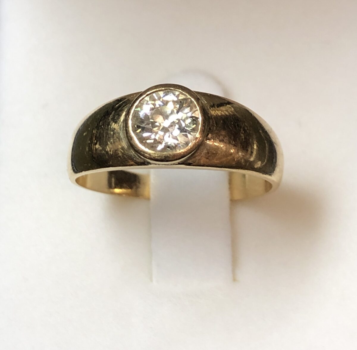 Sortija solitario tipo sello con brillante de 0'55 cts en oro amarillo de ley 18 kts.