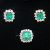 Espléndido juego de pendientes y sortija en forma de rosetones con auténticas esmeraldas colombianas de 9'5 cts en total y 5'3 cts en total de brillantes color H, en oro amarillo de ley 18 kts.