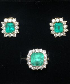 Espléndido juego de pendientes y sortija en forma de rosetones con auténticas esmeraldas colombianas de 9'5 cts en total y 5'3 cts en total de brillantes color H, en oro amarillo de ley 18 kts.