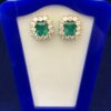 Pendientes en forma de rosetón con auténticas esmeraldas colombianas de 5'5 cts en total y orla de brillantes de 3'60 cts en total, en oro amarillo de ley 18 kts.