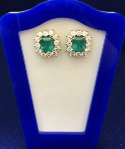 Pendientes en forma de rosetón con auténticas esmeraldas colombianas de 5'5 cts en total y orla de brillantes de 3'60 cts en total, en oro amarillo de ley 18 kts.