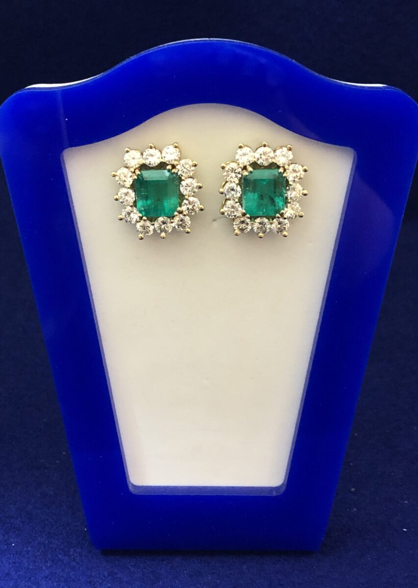 Pendientes en forma de rosetón con auténticas esmeraldas colombianas de 5'5 cts en total y orla de brillantes de 3'60 cts en total, en oro amarillo de ley 18 kts.