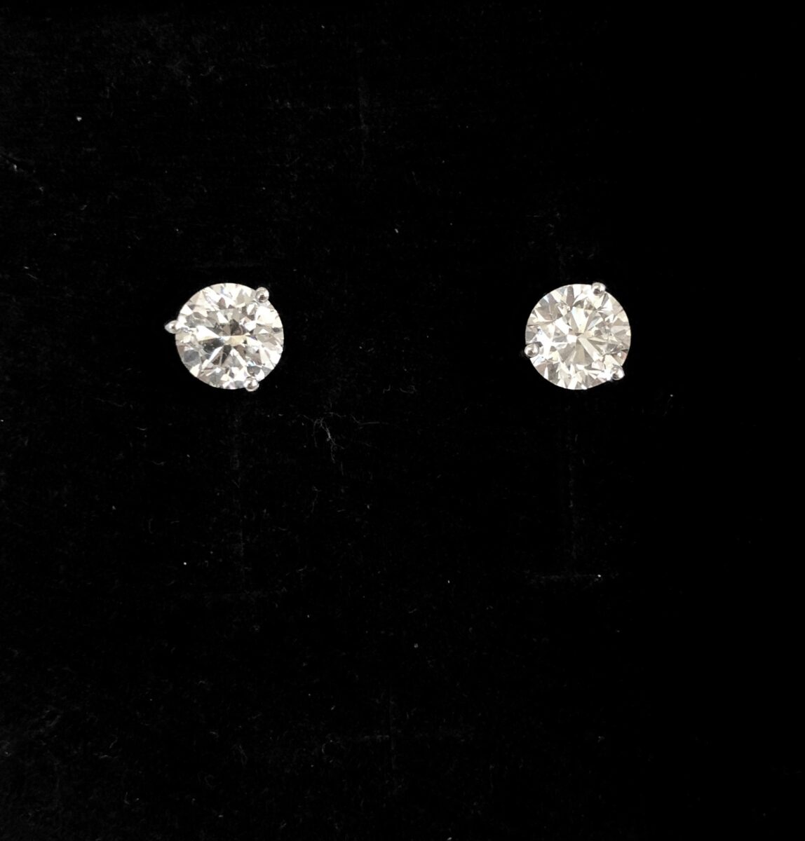 Pendientes dormilonas de brillantes color G-VS1, 1'25 cts cada una (2'50 cts en total), montadas con 3 garras en oro blanco de ley 18 kts.